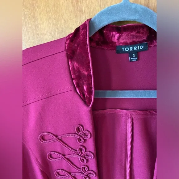 EUC Torrid vibrant maroon Military cropped blazer Sz2 - Picture 3 of 8